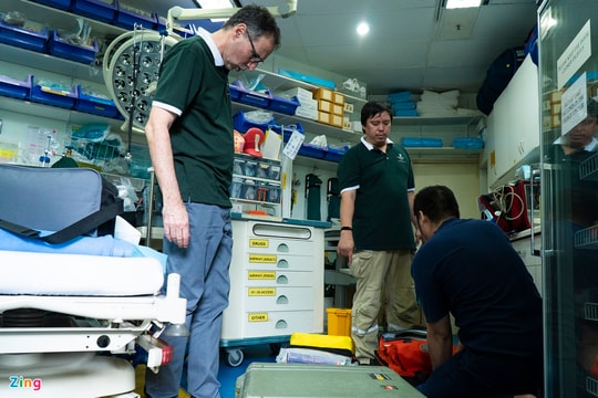 Ảnh: 'Phòng cấp cứu thu nhỏ' trên chuyến bay đưa nam phi công người Anh về nước