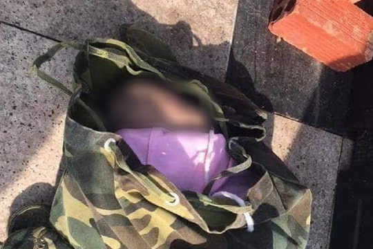 Phát hiện cô gái 19 tuổi định đeo ba lô chứa thi thể bé sơ sinh