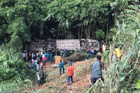 Xe khách chở 38 người lao xuống vực, ít nhất 6 người tử vong