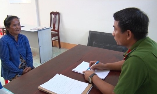 Cụ bà 70 tuổi giả mua hàng để trộm vàng