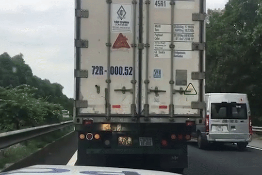Không nhường đường cho xe ưu tiên, tài xế container bị tước bằng lái 2 tháng