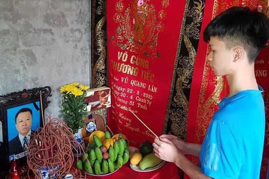 Bố mẹ lần lượt qua đời, nam sinh lớp 10 có nguy cơ phải nghỉ học kiếm tiền nuôi em