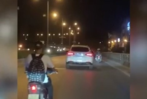 Clip: Ô tô đánh võng rồi tông thanh niên chạy xe máy ngã xuống đường một cách khó hiểu