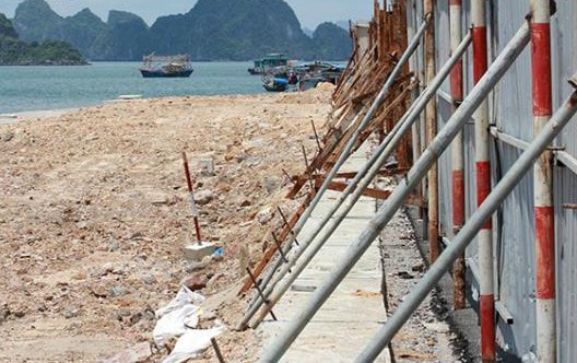 Ảnh: Dựng rào chắn cảnh báo sau vụ ô tô lao xuống biển khiến 4 người chết ở Quảng Ninh