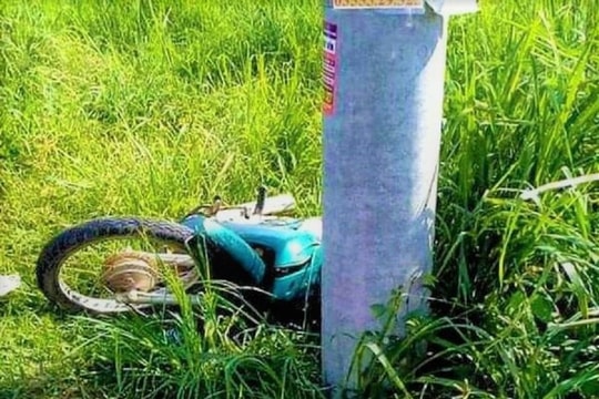 Nam thanh niên đi xe máy tông vào cột điện tử vong thương tâm