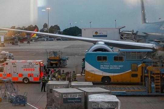 Chuyến bay đưa nam phi công về Anh đón 340 người Việt hồi hương an toàn