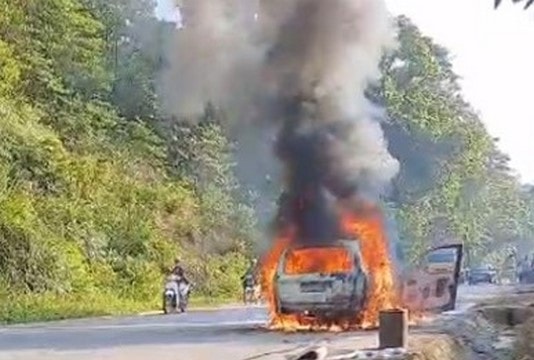 Ô tô con bất ngờ bốc cháy trơ khung khi đang lưu thông trên đường