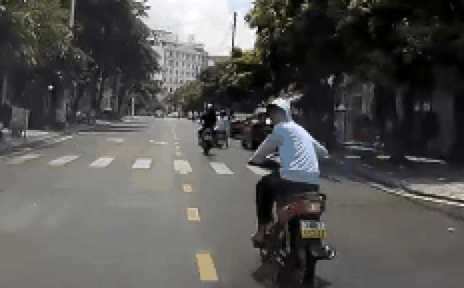 Clip: Bốc đầu xe máy vì sĩ diện, nam thanh niên nhận ngay cái kết đắng