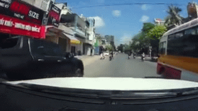 Clip: Tài xế ô tô vượt ẩu suýt gây tai nạn kinh hoàng rồi bỏ chạy gây bức xúc