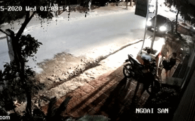 Clip: Ô tô lao lên vỉa hè, đâm gãy biển quảng cáo rồi bỏ đi gây chú ý MXH