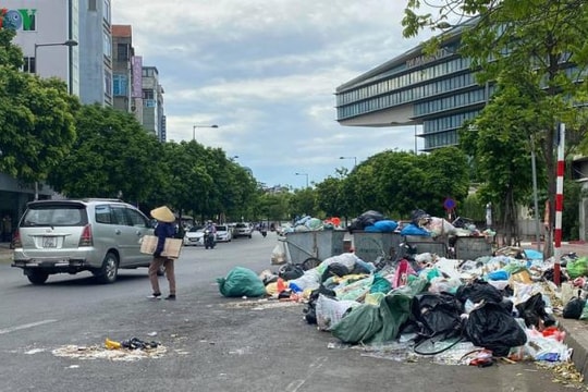 Ảnh: Người dân chặn đường vào bãi rác Nam Sơn, đường Hà Nội ngập rác