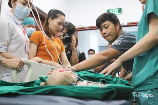 Ảnh: Bố mẹ ôm nhau khóc trước thời khắc đưa 2 bé song sinh dính liền vào phòng mổ