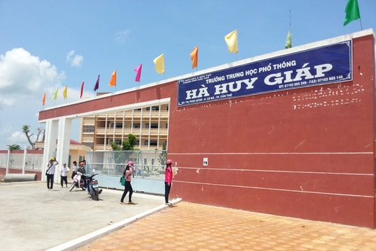 Nam sinh lớp 10 tử vong vì ngã lầu cao trong trường học