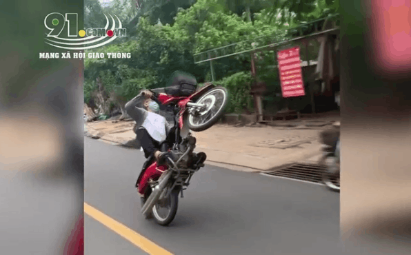Clip: Nam thanh niên chơi ngông bốc đầu xe máy trên đường và cái kết bẽ bàng
