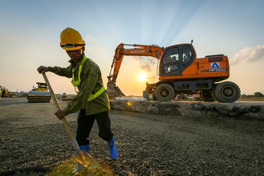 Ảnh: Công nhân ăn ngủ trên công trường để sửa đường băng sân bay Nội Bài