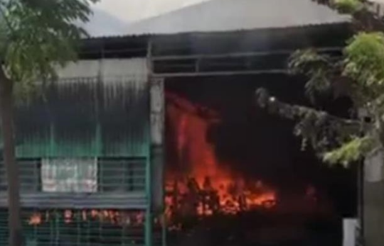 Cháy xưởng phun sơn đồ gỗ, 2 người thương vong