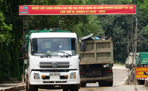 Xe chở rác hoạt động hết công suất để "giải cứu" Hà Nội khỏi ùn ứ rác thải