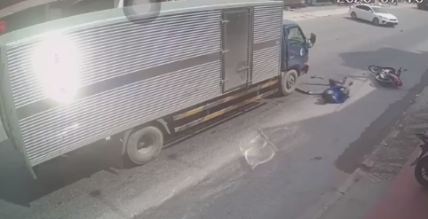 Clip: Thót tim cảnh tài xế ô tô quay đầu ẩu, suýt gây tai nạn kinh hoàng