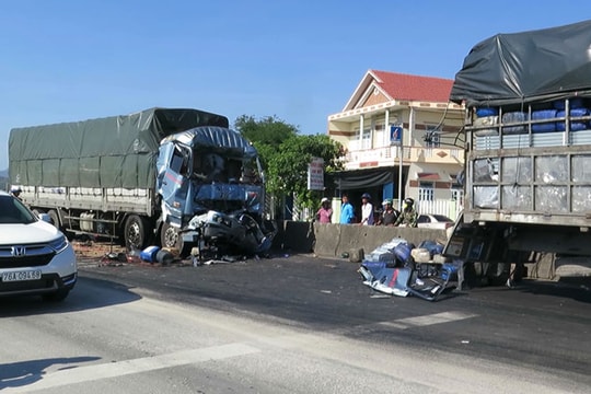 Tông vào đuôi xe tải đang dừng đèn đỏ, tài xế và phụ xe thương vong