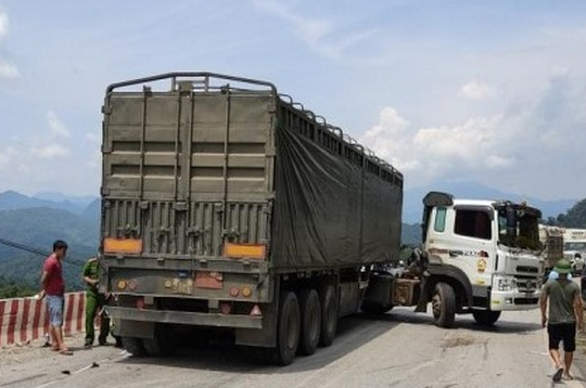 Va chạm với xe đầu kéo, mẹ và con nhỏ thương vong