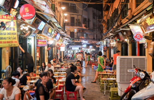 Phố ăn chơi ở Hà Nội vắng vẻ trước giờ đóng cửa phòng dịch COVID-19