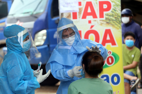 Ảnh: Người dân Đà Nẵng yên tâm khi được lấy mẫu xét nghiệm COVID-19