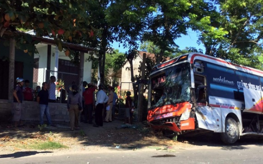 Xe khách lật nghiêng sau va chạm giao thông, 19 hành khách hoảng loạn