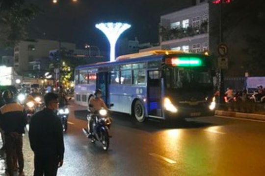 Ngã xuống đường, người đàn ông đi xe máy bị xe buýt cán tử vong thương tâm