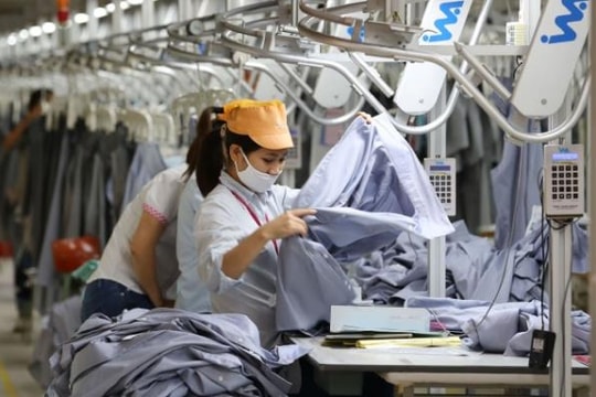 Đơn hàng sụt giảm mạnh do COVID-19, doanh nghiệp dệt may xoay xở để tồn tại