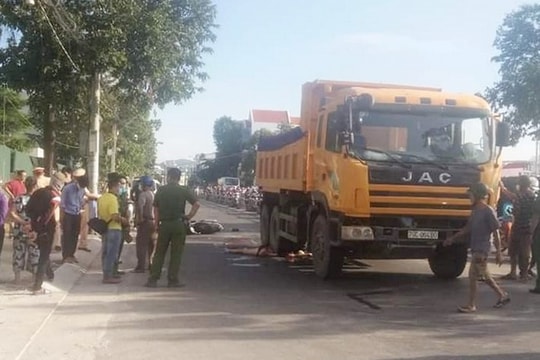 Xe tải gây tai nạn với xe máy khiến một người nước ngoài tử vong