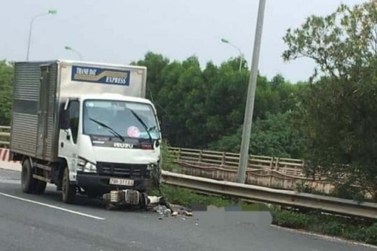 Va chạm xe tải, nam thanh niên đi xe máy ngược chiều tử vong