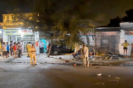 Tài xế say xỉn lao ô tô 7 chỗ vào loạt xe máy 