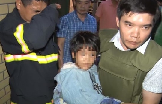 Vụ bé gái 6 tuổi bị bạo hành dã man ở Bắc Ninh: Bố đẻ và người tình sẽ bị xử lý ra sao?
