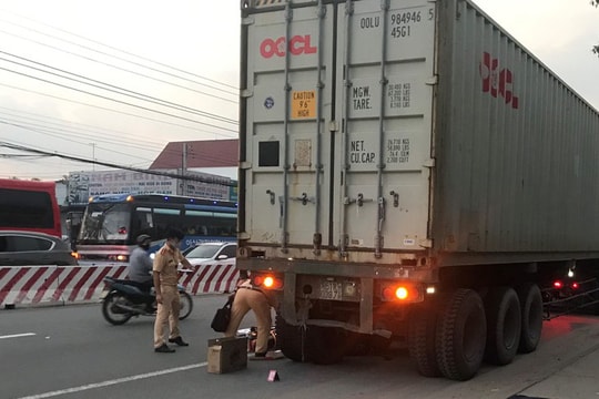Nam sinh lớp 9 bị xe container lấn làn cán tử vong