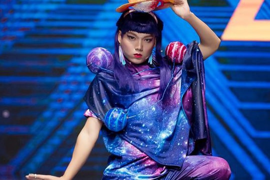 “Thánh chửi” Mèo Thoại bất ngờ “vồ ếch” trên sàn diễn catwalk