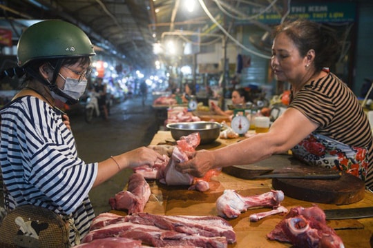 Giá lợn hơi giảm, thịt ở chợ vẫn ế
