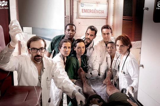 “Những chiến binh áo trắng”, khai thác đến tận cùng mâu thuẫn xã hội Brazil thông qua góc nhìn ngành y