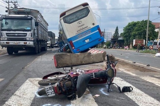 Xe khách cày nát dải phân cách sau va chạm với 2 xe máy, 1 người tử vong