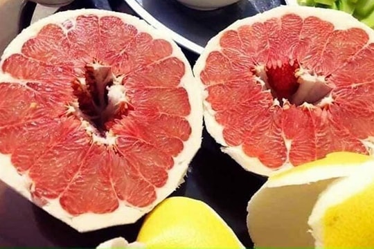 Bưởi đỏ Trung Quốc bán tràn lan ở chợ Việt