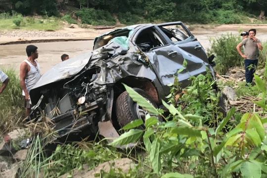 Ô tô lao xuống vực sâu khiến 3 giáo viên miền núi thương vong