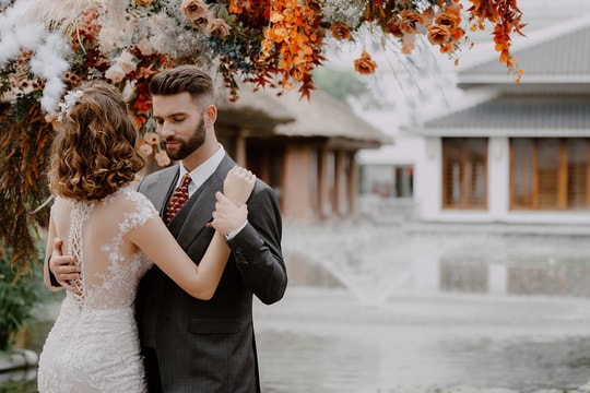 Hot vblogger tiết lộ lý do các cặp đôi “mê mẩn” tiệc cưới tối giản 