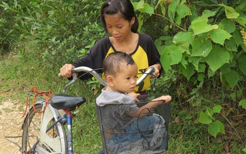 Xót thương cảnh bé gái 13 tuổi bế em 14 tháng tuổi đến trường