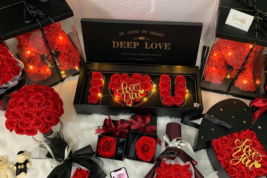 Ngày đi làm, đêm bó hoa sáp: Cặp vợ chồng trẻ kiếm chục triệu mỗi ngày