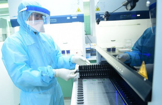 Cháu bé 8 tháng tuổi và 2 người từ nước ngoài trở về mắc COVID-19 