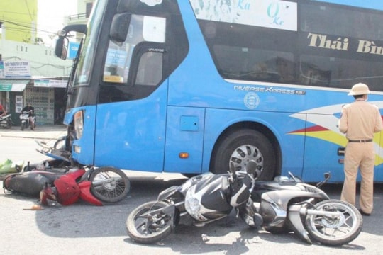 Xe khách đâm nhiều xe máy đang dừng chờ đoàn xe tang chở liệt sỹ Đoàn 337, 3 người nhập viện