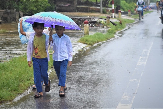 Cập nhật: 3 tỉnh thành cho học sinh nghỉ học ngay khi vừa đến lớp sáng 28/10