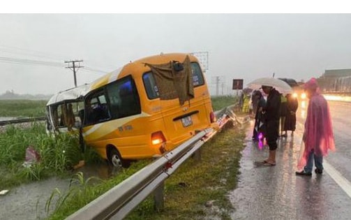 Xe khách mất lái tông vào dải phân cách, 4 người thương vong