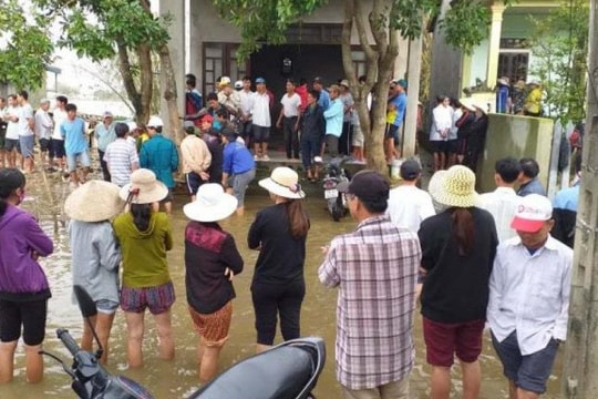 Xe công nông bị lật khi cố vượt lũ, một nữ sinh tử vong thương tâm