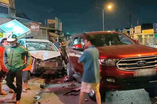 Tài xế say xỉn, lao ô tô lên vỉa hè khiến 4 người bị thương nặng