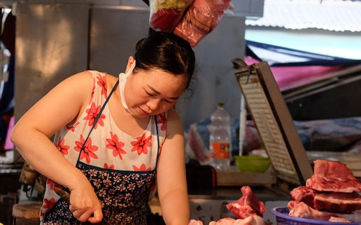 Giá lợn hơi xuống thấp nhất 1 năm, giá thịt ngoài chợ vẫn đắt